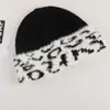 Gorro de punto de bloque de color estilo coreano para mujer, cálido y resistente al frío para otoño e invierno, sombrero versátil que cubre las orejas con un diseño único