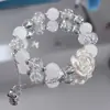 Nueva pulsera de campana de camelia con diseño de nicho de alto valor de color con cuentas para el cumpleaños de tu novia.