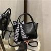 Moda Transfronteriza Nicho Bufanda de Seda Bolso Cubo de un Solo Hombro para Mujer 2024 Nuevo Color Puro Superficie Suave Bolso Cruzado de Mano para el Trabajo
