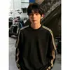 Camisa simples de manga comprida com listras duplas para homens, perfeita para looks de outono inicial, apresentando uma gola redonda estilo americano e um visual em camadas moderno com uma camada base por baixo.