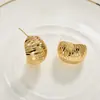 Brincos Europeus e Americanos Transfronteiriços Listrados Curvos de Cobre Banhados a Ouro 18K, Brincos em Forma de C Minimalistas Modernos e Únicos com um Toque de Luxo