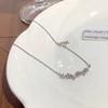 Collar romántico de pétalos de flor de cerezo para mujer, con diamantes brillantes, moderno, de lujo, estilo nicho, de alta gama, con cadena de clavícula de estilo frío.