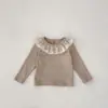 Conjunto para niña: Conjunto de Dos Piezas para Bebé Niña: Top de Manga Larga de Algodón Puro con Cuello de Encaje y Peto de Color Sólido con Dibujos