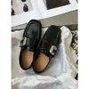 Sapatos Planos de Couro Preto para Mulheres, Novo Estilo Primavera 2026, Couro Genuíno, Estilo Britânico Doce e Cool, Mocassins com Fivela para Pessoas Baixas