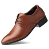 Sapatos de couro casuais masculinos brancos primavera e outono respiráveis estilo coreano modernos sapatos casuais jovens casamento sapatos masculinos para performance