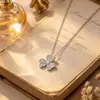 Collar de Trébol de la Suerte de Lujo Ligero Estilo Francés con Diamantes Completos Microincrustados para Mujer, Exquisita Cadena para Clavícula Versátil de Moda con Forma de Pétalo de Alta Gama