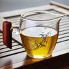 Xícara de Fair Tea com Design de Flor de Ameixa, Cabo de Madeira, Espessada para Conjunto de Chá Kung Fu, Xícara de Fair Decorada com Ouro e Prata, Design Retro de Pintura Dourada de Luxo Leve