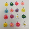 Suministro de fábrica de resina margarita moda versátil pendientes colgante joyería material colgante