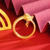 Anillo de oro arena para mujer, que no se decolora durante mucho tiempo, anillo de cola de dragón de lujo ligero de alto grado de nicho, joyería de anillo abierto de oro de imitación
