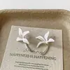 Estilo Niche Exquisito com um Toque de Luxo, Brincos de Flor de Íris Minimalistas para Mulheres, Pequenos e Simples, Targes Florais Modernos e Elegantes