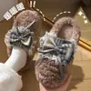 Chinelos femininos de algodão com laço, novo estilo outono/inverno 2026, fofos e peludos, com sola grossa, para uso interno e em casa