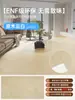 Piso plástico tipo SPC de enclavamiento, apto para uso en interiores, con diseño de veta de madera natural y base de piedra microcristalina, ideal para calefacción por suelo radiante