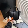 Bolso Cubo para Mujer con Acabado de Alta Gama, Bolso de Mano Transfronterizo de Moda con Patrón de Lichi, Nuevo Bolso Cruzado Estilo Cesta Elegante 2026