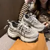 Zapatillas de papá estilo coreano con bloques de color para mujer, nuevo modelo 2026, parte superior de malla, suela gruesa, zapatos deportivos versátiles que aumentan la altura, zapatillas de correr con cordones