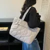 2026 Nova Bolsa Acolchoada de Algodão Estilo Coreano Simples, Bolsa de Ombro Casual da Moda para Mulheres, Bolsa de Mão Acolchoada Outono e Inverno, Leve