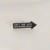 Broche estilo flecha preto simples Europeu e Americano transfronteiriço criativo não olhe para trás citações em inglês acessórios emblema