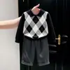 Roupa infantil coreana coleção outono 2026: suéter clássico preto com padrão de losangos e calça de terno infantil cinza de corte reto