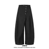 Calça preta minimalista e sofisticada de corte reto e curvo, com carcela diagonal de botões frontais, estilo casual de perna larga solta de nicho