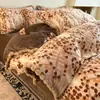 Juego de ropa de cama de cuatro piezas de terciopelo de leche de invierno con diseño de pompón, que incluye una funda de edredón gruesa de forro polar de coral bordada y una sábana bajera.