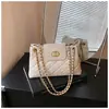 Nuevo bolso de hombro con cadena de patrón de diamantes de moda transfronterizo de comercio exterior para mujer, un bolso de nicho elegante y de alta gama para el día a día que se puede llevar debajo del brazo o en la mano.