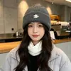 Gorro cálido de lana coreano para mujer, otoño e invierno, bordado de letras, gorro de punto moderno y versátil, protección para las orejas, gorro para clima frío, gorro tipo pullover