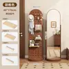 Espejo de tocador de tablero perforado retro de lujo ligero, giratorio y móvil, perchero integrado para abrigos y sombreros para uso doméstico, espejo de cuerpo entero de pie