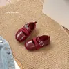 Sapatos de Couro para Meninas 2026 Outono Novo Estilo Sapatilhas Estilo Retrô Francês para Crianças Sola Macia Princesa Menina Pequena