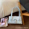 Bolsa de Moto Retrô de Nicho Transfronteiriça para Mulheres Nova Moda Primavera/Verão 2026 Bolsa de Ombro com Tachas para Axila Bolsa de Mão para Mulheres