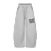 Calça de moletom casual americana retrô de outono com estampa de letras para mulheres, modelagem solta, com detalhes de miçangas, design de perna reta, cor cinza e uma silhueta fluida