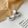 Brincos de Moda Europeus e Americanos Simples e Exquisitos Nicho Luxo Acessível High-End em Forma de C Brincos Versáteis Estilosos Elegantes para Mulheres