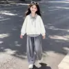 Conjunto de dos piezas para niña: top de retazos con solapa estilo universitario, enérgico, para primavera y otoño, con jeans de diseño único.