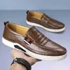 Sapatos Masculinos Outono 2025 Respiráveis Sola Macia Sapatos Casuais Sapatos de Couro Casuais Versáteis Masculinos Sapatos de Couro Pequenos Modernos de Couro Macio