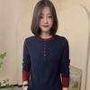 Nova Camiseta de Outono 2024 com Gola Redonda e Mangas Longas Design em Cor Contrastante Senso de Moda Feminino Solta Slim Camisa Base Top