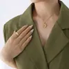 Collar romántico de estrella y luna con circonita, combinable con todo, no se decolora, diseño europeo y americano, cadena para clavícula de acero de titanio chapado en oro con colgante de marca redondo