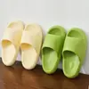 Pantuflas de suela gruesa para mujer con sensación de "caminar sobre heces", antideslizantes para baño y uso en el hogar, sandalias de verano para exteriores EVA para hombre