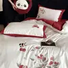 Romántico Set Francés de Algodón Cepillado 100S de Cuatro Piezas Flores Pequeñas Bordado de Toalla Ribete de Encaje Funda Nórdica Cálido Otoño e Invierno
