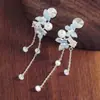 Elegantes y geniales, estilo nicho de alta gama, aretes largos de borla con mariposa degradado azul de verano, clips para orejas de disco espiral para mosquitos, aretes para mujer