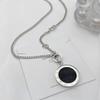 Colar Pingente Marca Romana Dupla Face Preto e Branco Aço Titânio Acessível Luxo Nicho Design High-End Longo Corrente de Suéter Acessórios Femininos