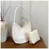 2026 Nova Bolsa Tote Retrô com Textura Trançada Grande Capacidade Casual para o Dia a Dia Bolsa de Ombro Único Bolsa de Braço com Letras Feminina