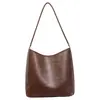 Bolsa de ombro vintage de couro macio de grande capacidade, nova bolsa transversal Maillard outono 2026, moderna e estilosa para o dia a dia