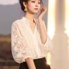 Blusas Chiques Únicas e da Moda Deste Ano com um Toque de Luxo Leve e Sofisticado, Super Estilosas e Rejuvenescedoras, Camisas de Renda Branca Modernas para Mulheres