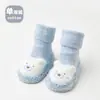 Sapatos de caminhada para bebê para o inverno, sapatos e meias de urso de desenho animado quentes para interior antiderrapantes para piso de bebê, sapatos de sola macia espessados com forro de felpa