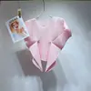Venda direta da fábrica: Top feminino Miyake de manga curta com gola redonda, design de barra irregular, estilo curto plissado, camiseta versátil