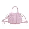 Bolso bandolera de textura nicho de moda de comercio exterior, bolso pequeño portátil, femenino 2024 Nuevo bolso de cubo plisado con cordón