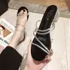 Chinelos de Moda Estilo Coreano Celebridade da Internet com Strass Salto Médio Grosso Estilo Fada para Mulheres Modelo Novo Verão 2025 Sandálias de Exterior para Mulheres