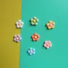Venta al por mayor de coloridos accesorios florales brillantes para ropa DIY hecha a mano, accesorios para el cabello, fundas para teléfonos, Crocs, fundas para auriculares y cables de datos