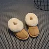 Botas de nieve para niñas con forro de felpa y algodón engrosado, nuevo modelo otoño e invierno 2026, botas de algodón de suela blanda para niños, zapatos peludos modernos y versátiles