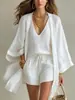 Conjunto de três peças europeu e americano transfronteiriço para primavera, verão e outono, com caimento solto, comprimento médio, apresentando cardigã de manga três quartos, colete sem mangas e shorts para uso casual.