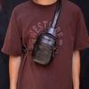 Bolso bandolera sencillo de piel auténtica a juego para hombre, diseño informal de nicho, bolso de pecho distintivo, bolso de hombro curtido vegetal