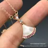 Collar Baojia para Mujer, Forma de Abanico, Ágata Roja Pequeña, Nácar Blanco, Cadena para Clavícula de Calcedonia Roja, Colgante de Ágata Estilo Fábrica Ins, Oro V de Lujo Ligero